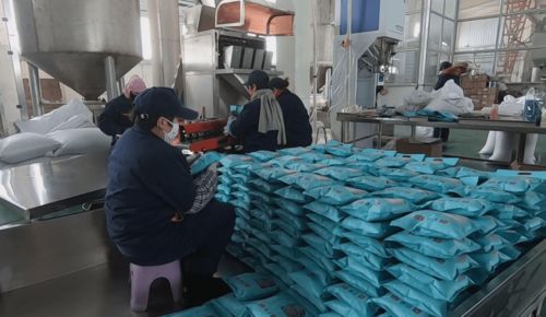 年銷售瓜子千噸的炒貨廠意外走紅，跨界化妝品批發引發熱議